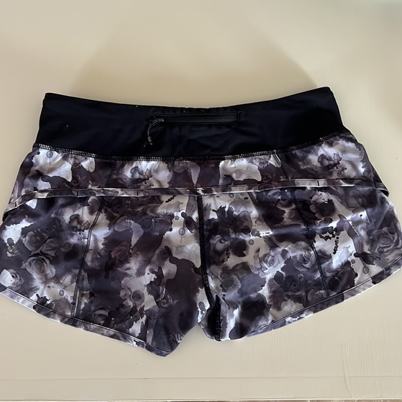 Lululemon Speed Up shorts - Picture 2 of 4
